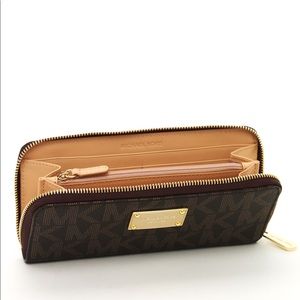 Michael Kors logo wallet (2011)